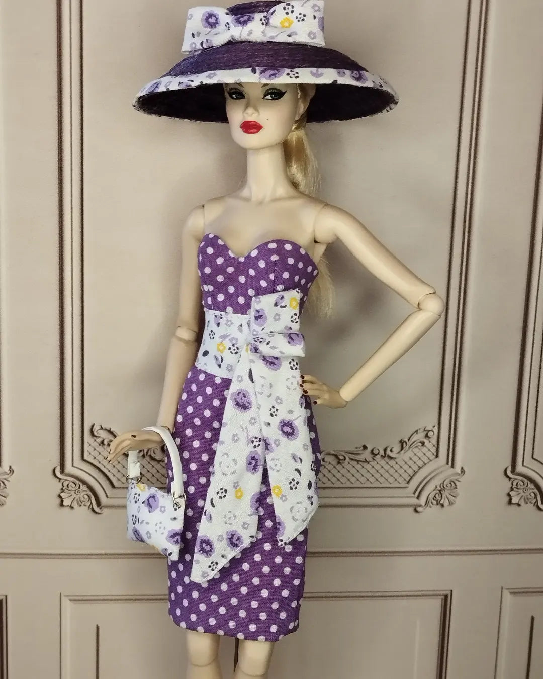 Conjunto de vestido, sombrero y bolso en morado con lunares