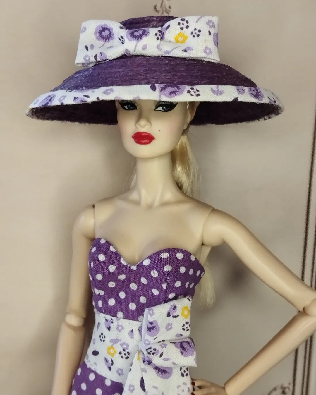 Conjunto de vestido, sombrero y bolso en morado con lunares