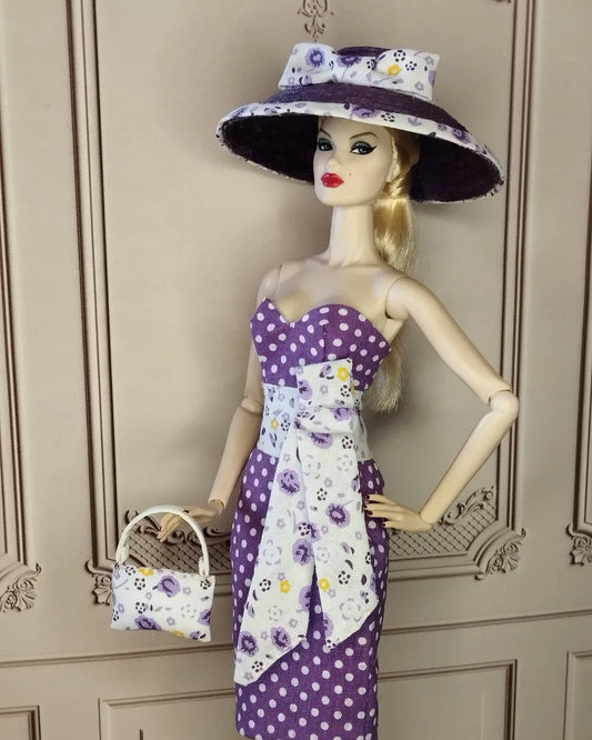 Conjunto de vestido, sombrero y bolso en morado con lunares