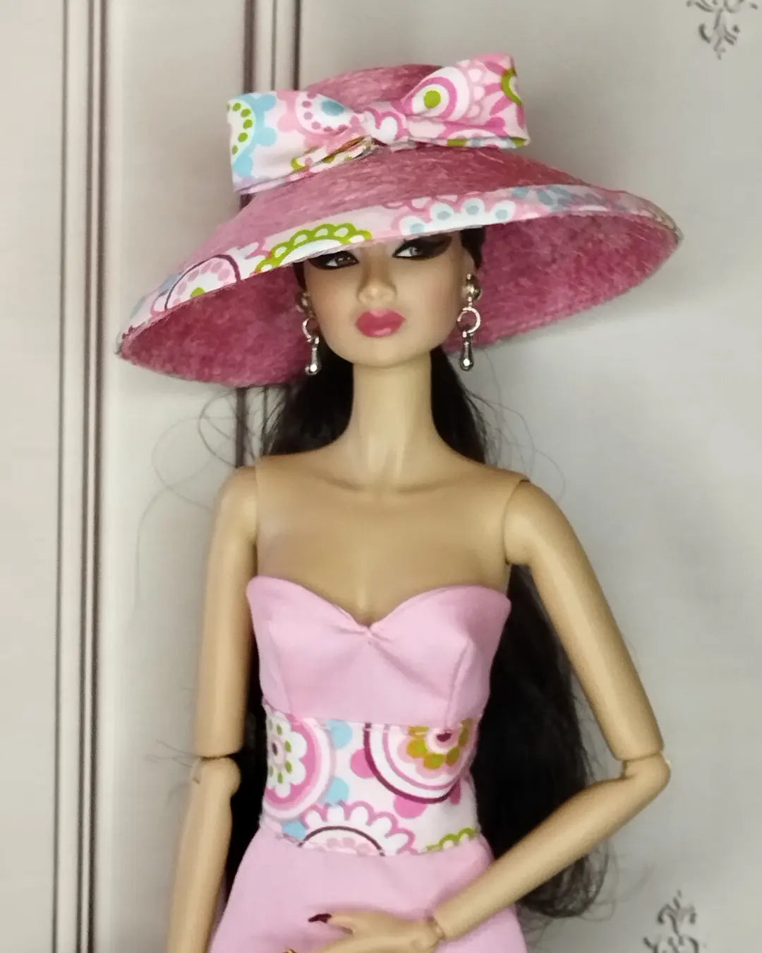 Conjunto de vestido, sombrero y bolso en rosa