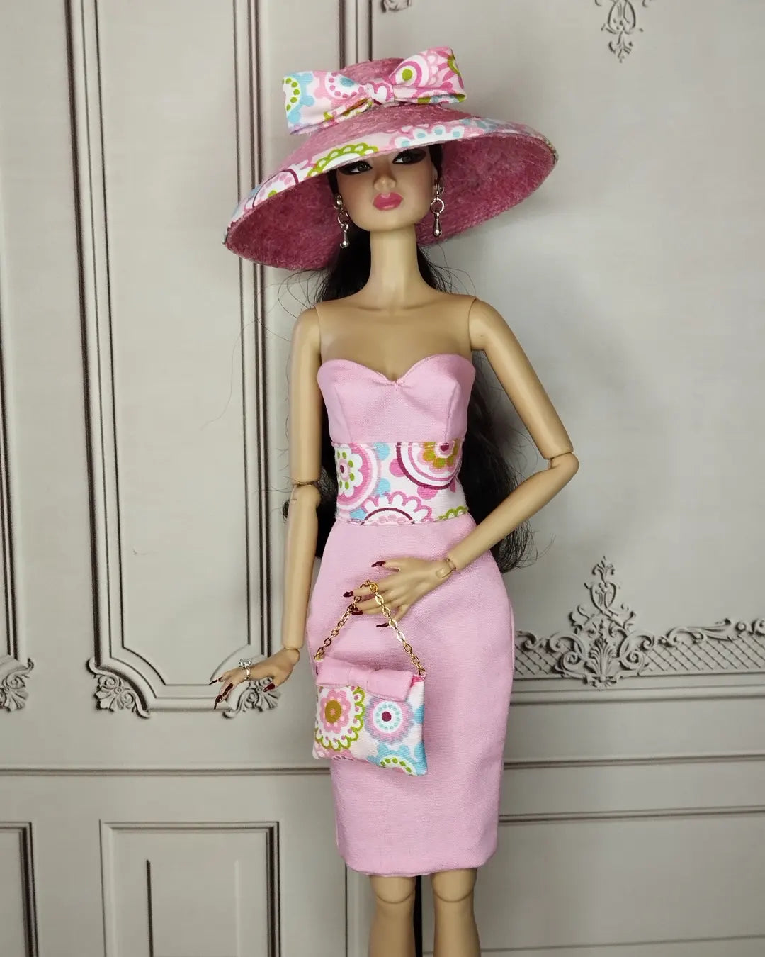 Conjunto de vestido, sombrero y bolso en rosa