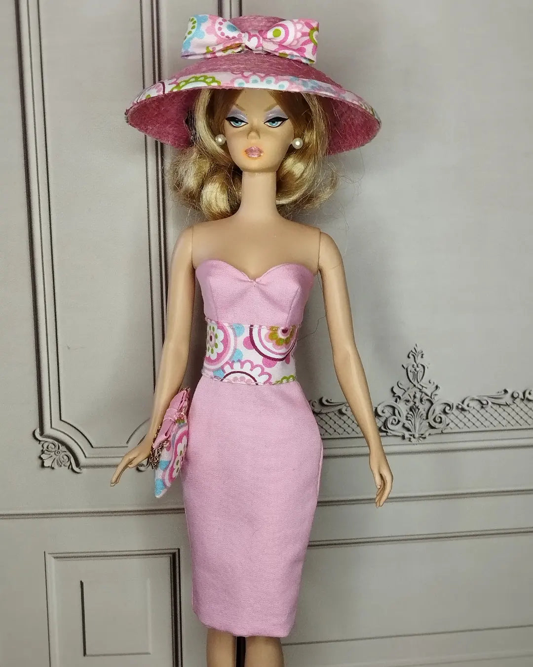 Conjunto de vestido, sombrero y bolso en rosa