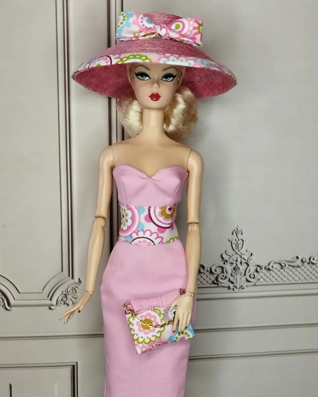 Conjunto de vestido, sombrero y bolso en rosa