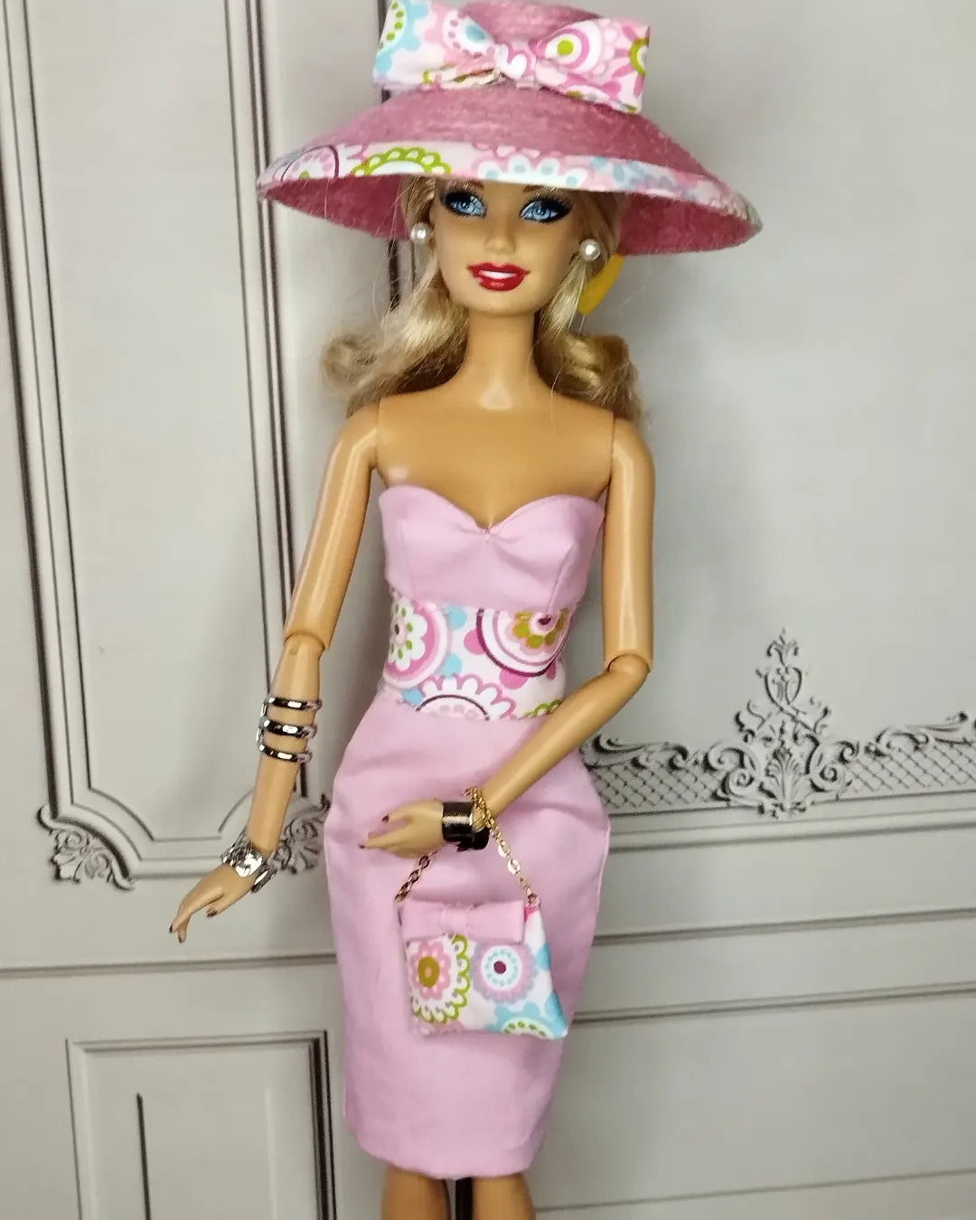 Conjunto de vestido, sombrero y bolso en rosa