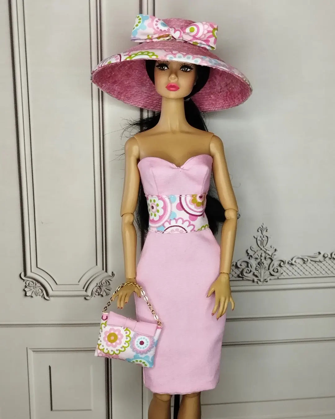 Conjunto de vestido, sombrero y bolso en rosa