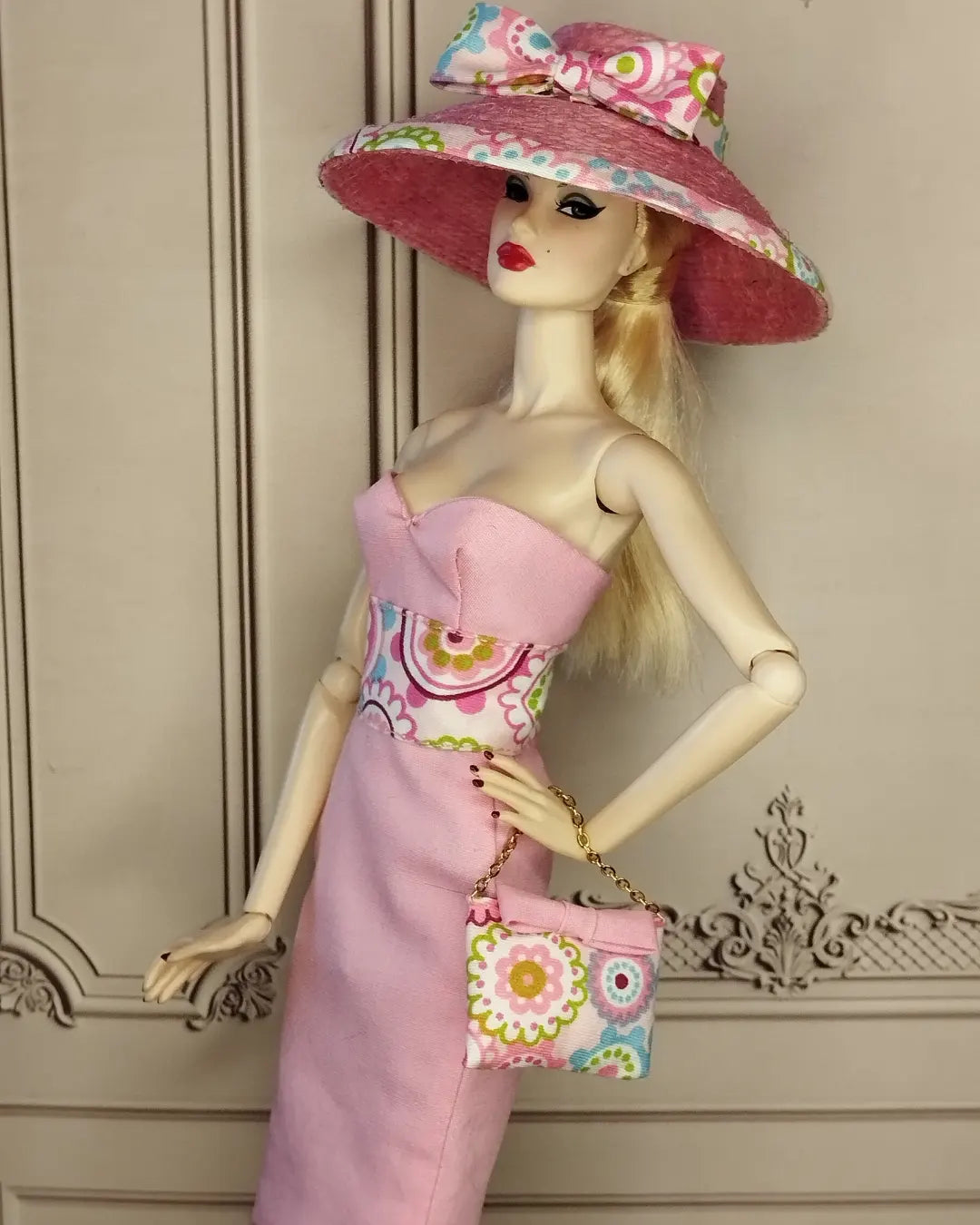 Conjunto de vestido, sombrero y bolso en rosa