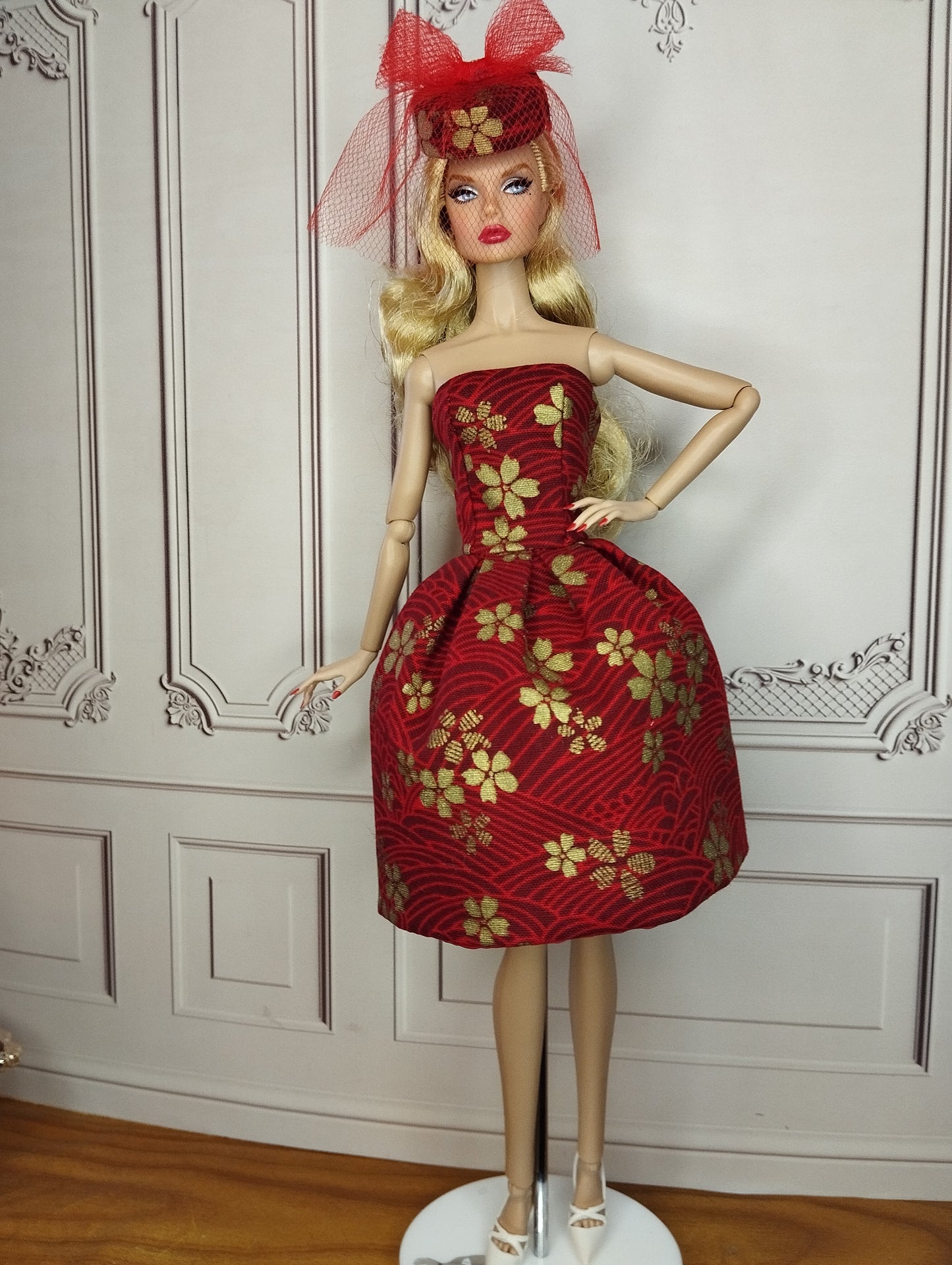 Conjunto de vestido y sombrero floral rojo