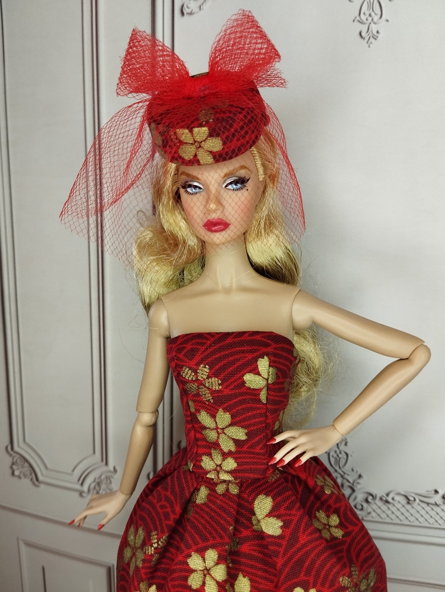 Conjunto de vestido y sombrero floral rojo