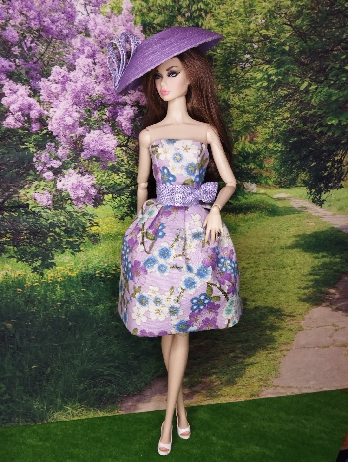 Conjunto de vestido y sombrero para muñecas de 12" floral malva