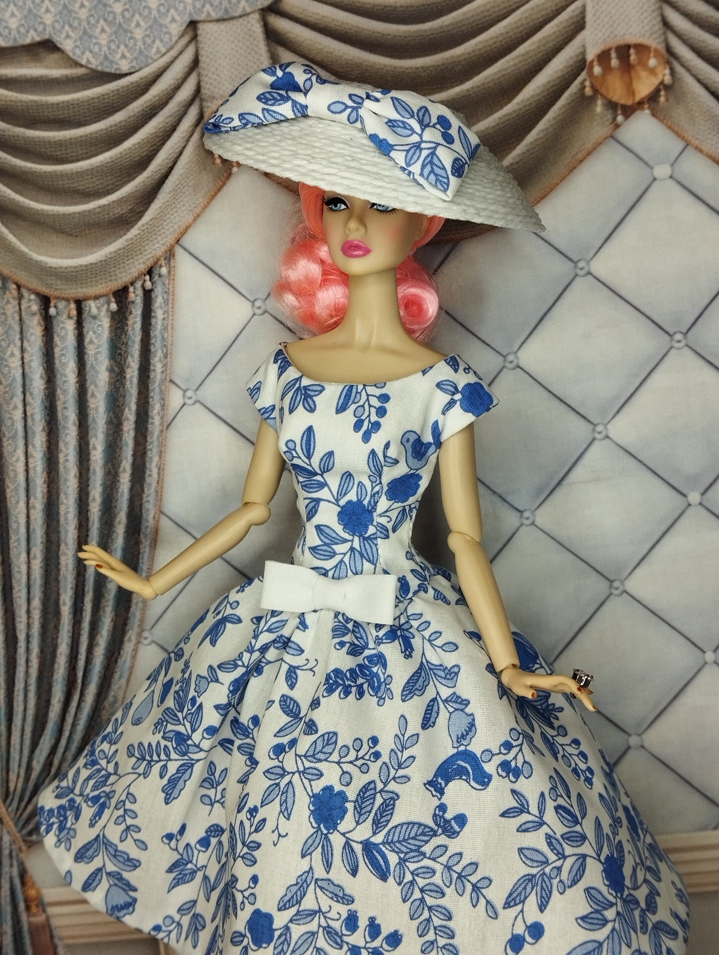 Conjunto de vestido floral y sombrero en azul