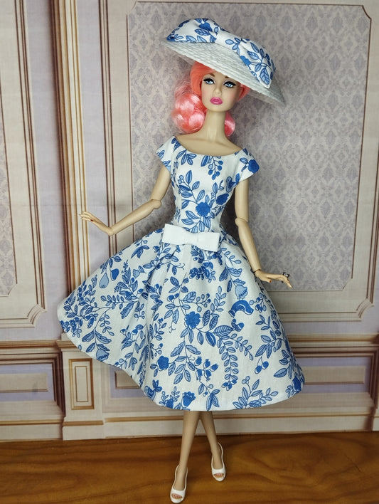 Conjunto de vestido floral y sombrero en azul