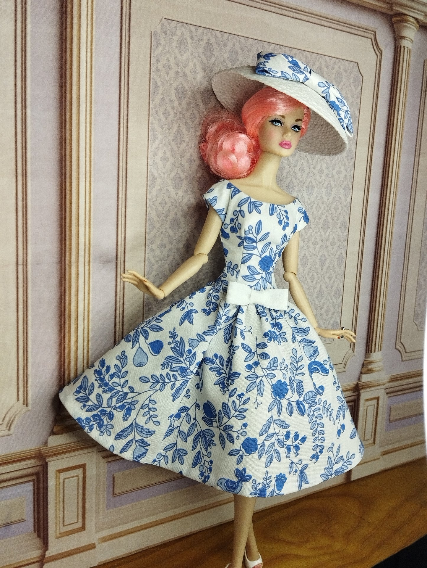 Conjunto de vestido floral y sombrero en azul