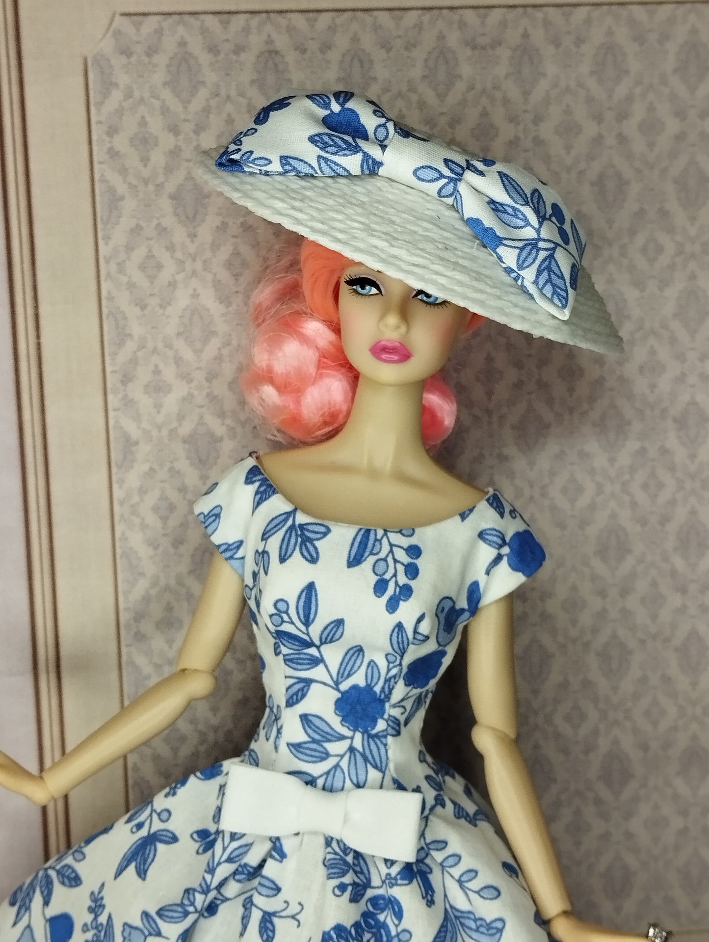 Conjunto de vestido floral y sombrero en azul