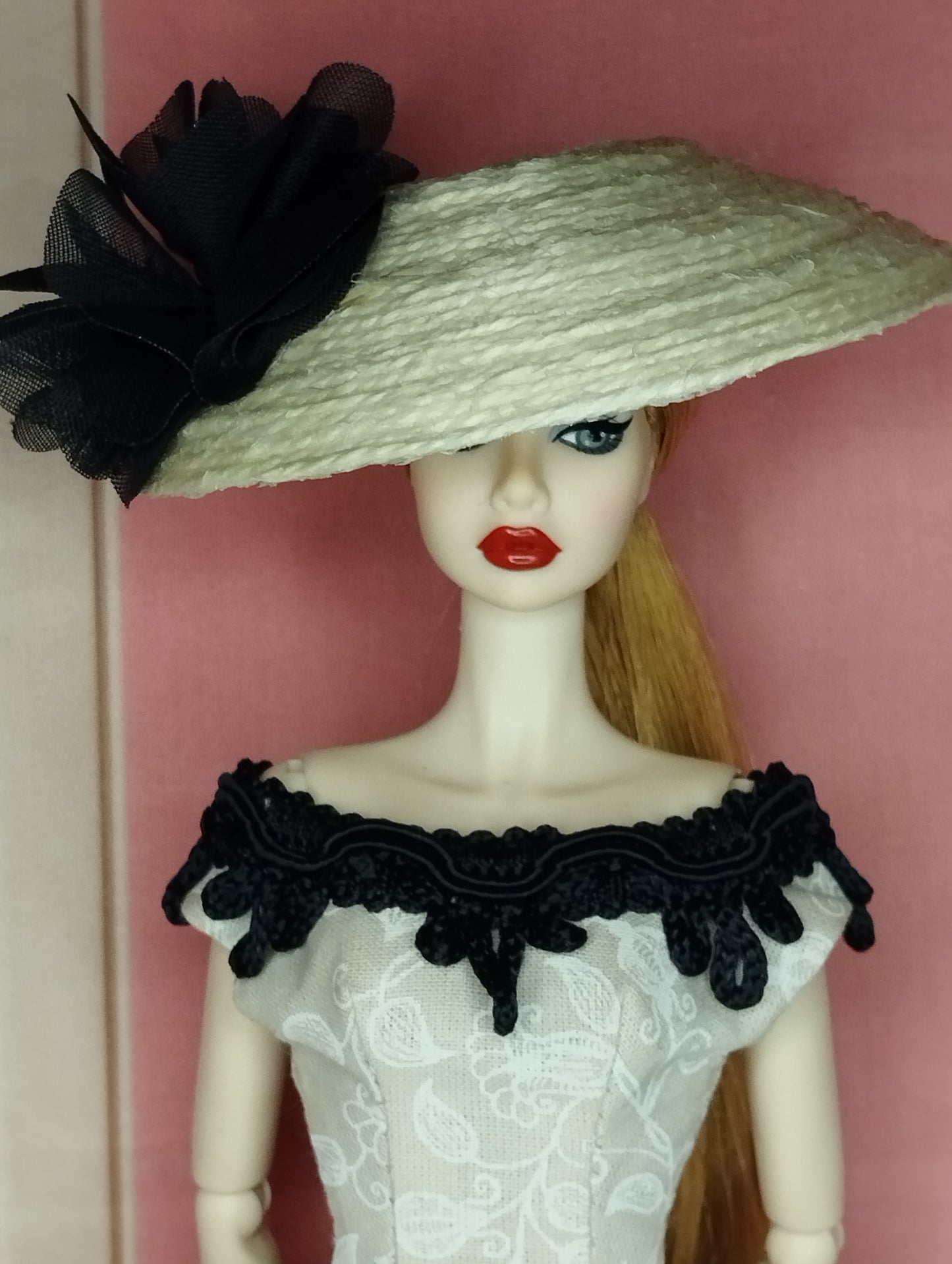 Conjunto de vestido y sombrero en beis y negro