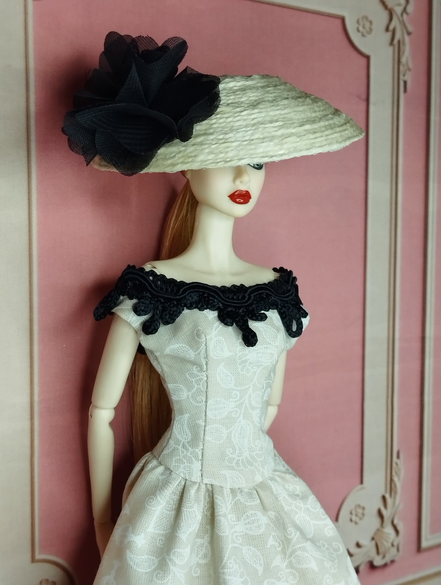 Conjunto de vestido y sombrero en beis y negro