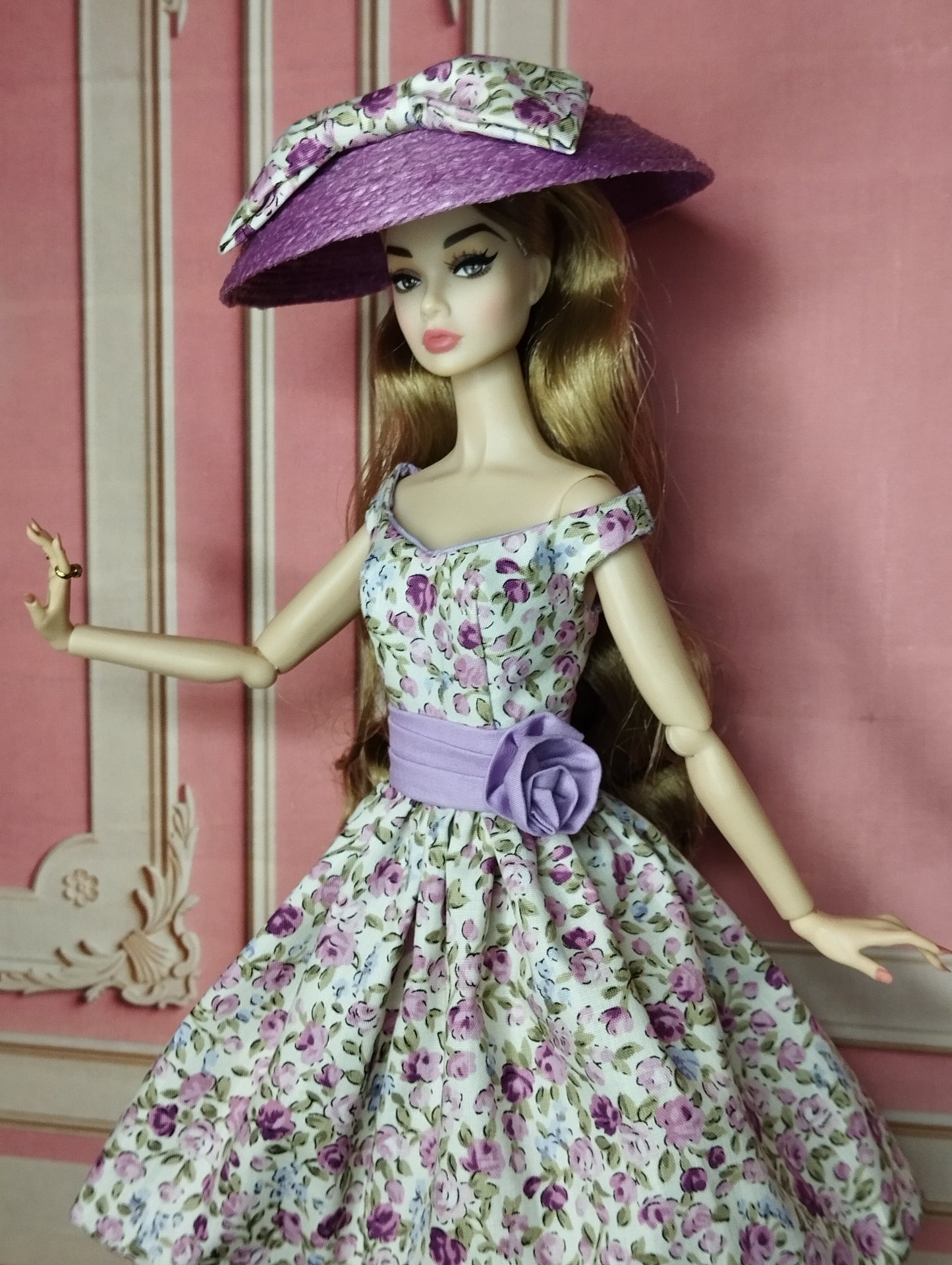 Conjunto de vestido y sombrero floral púrpura