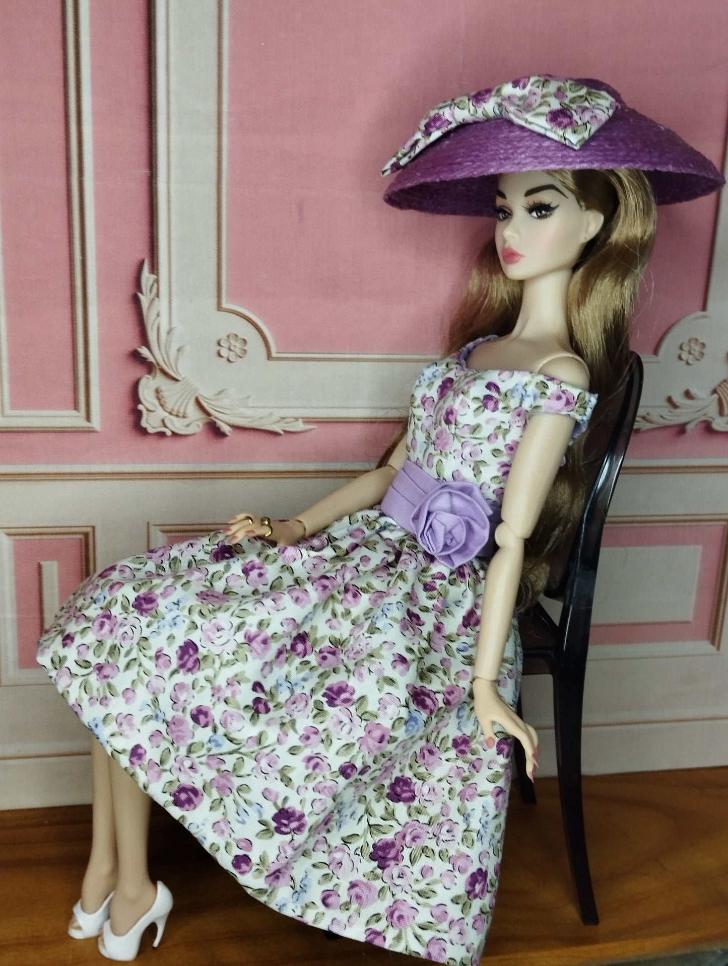 Conjunto de vestido y sombrero floral púrpura