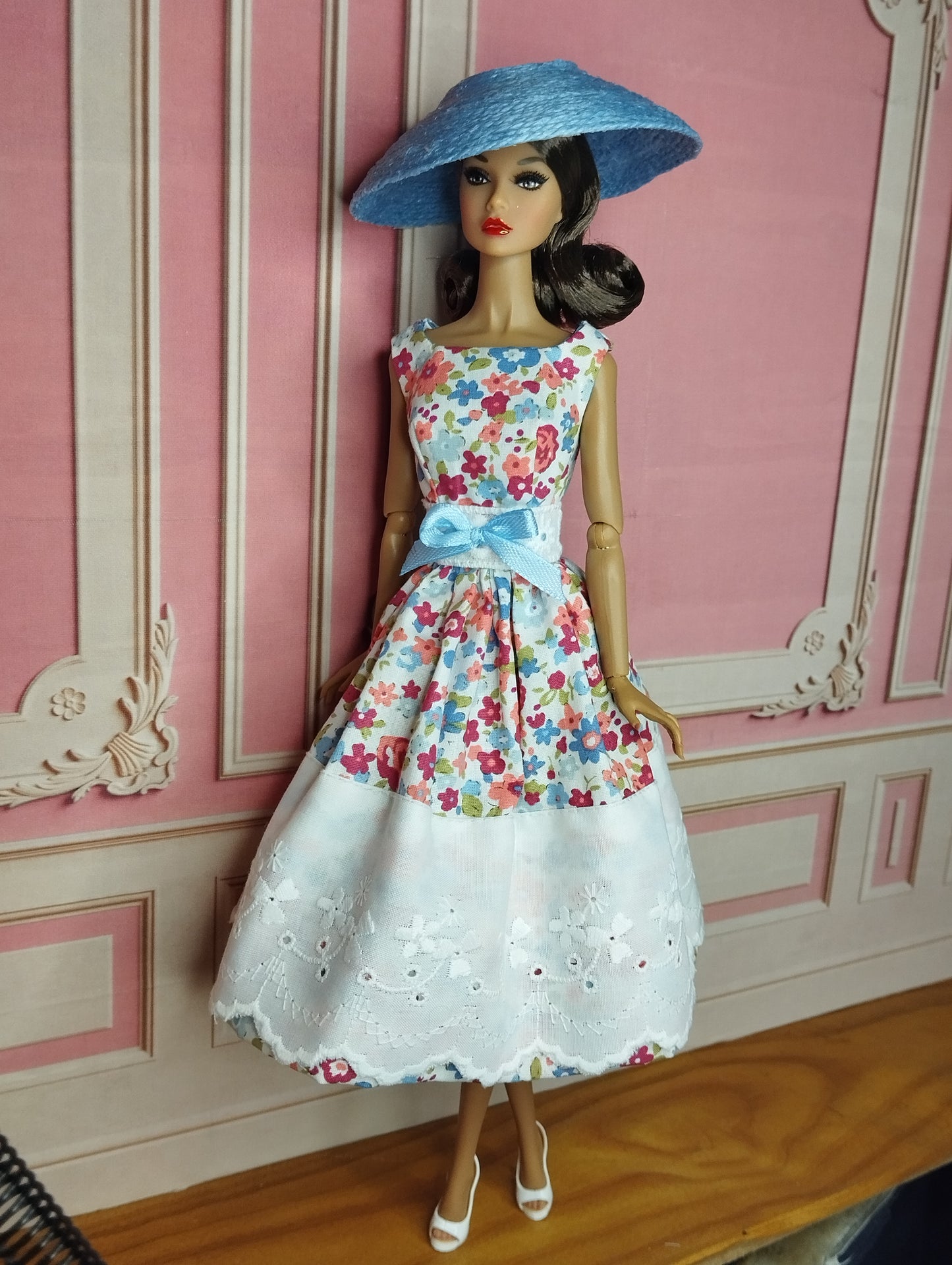 Conjunto de vestido con tira bordada y sombrero celeste