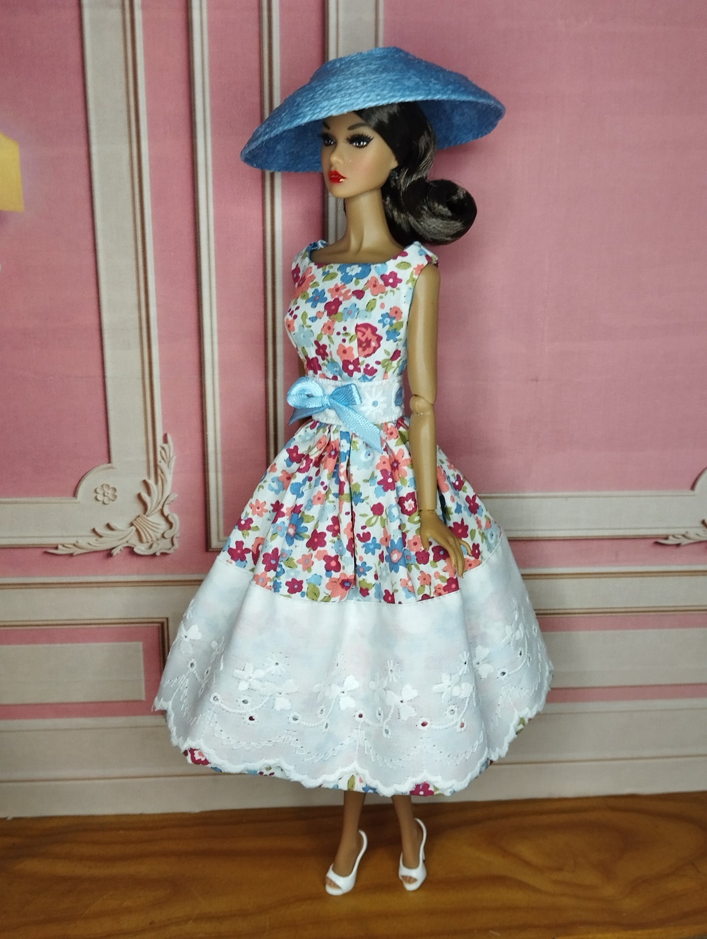 Conjunto de vestido con tira bordada y sombrero celeste