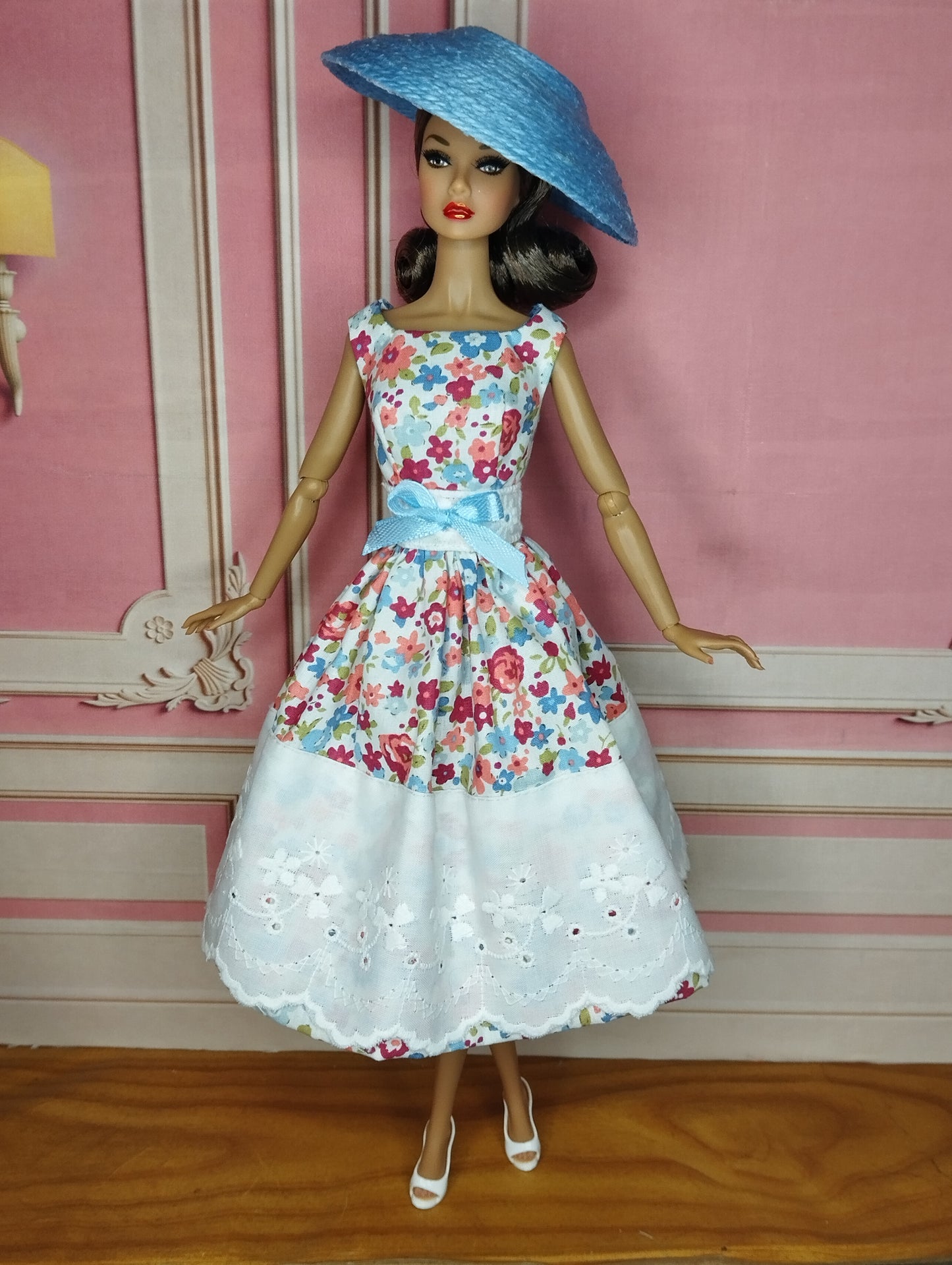 Conjunto de vestido con tira bordada y sombrero celeste