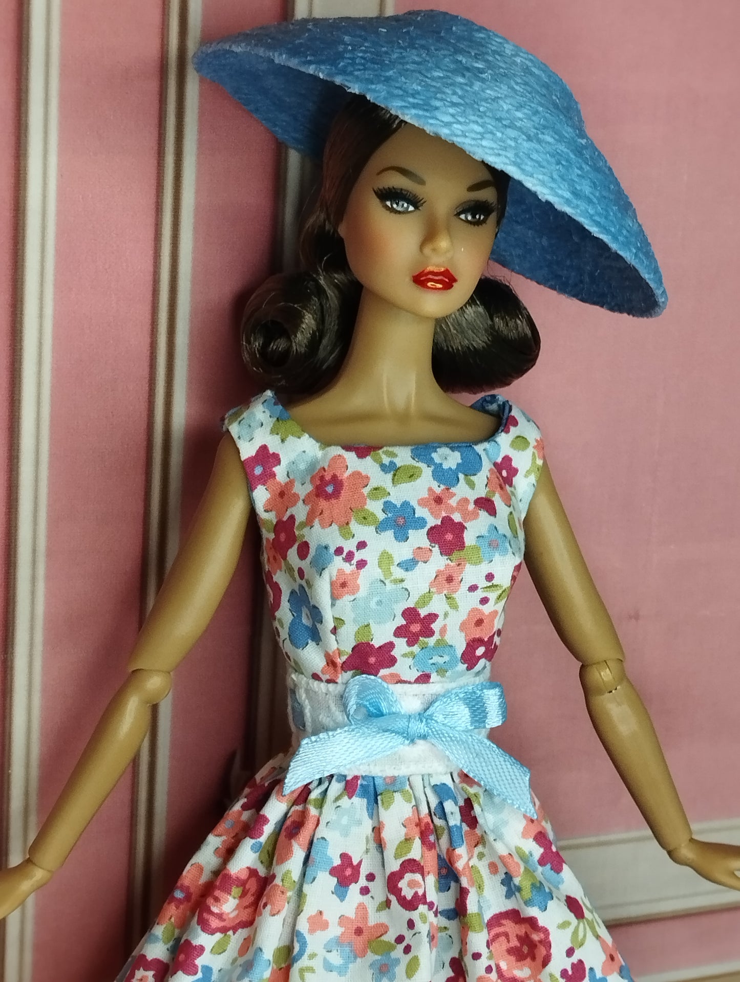 Conjunto de vestido con tira bordada y sombrero celeste