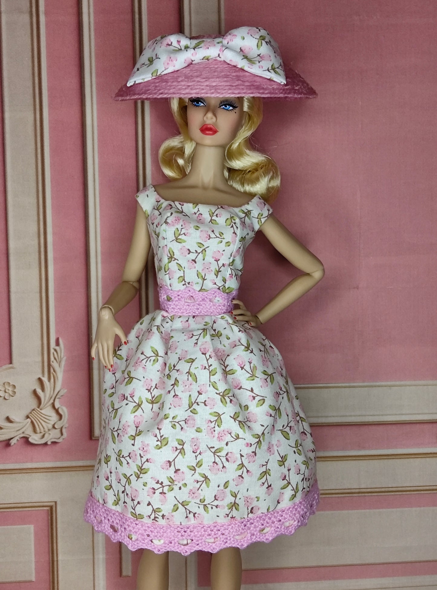 Conjunto de vestido floral y sombrero rosa