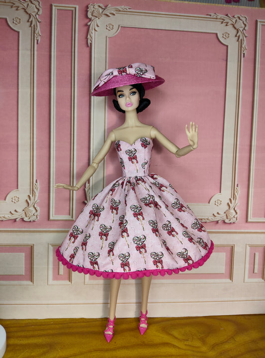 Conjunto de vestido y sombrero en rosa y fucsia