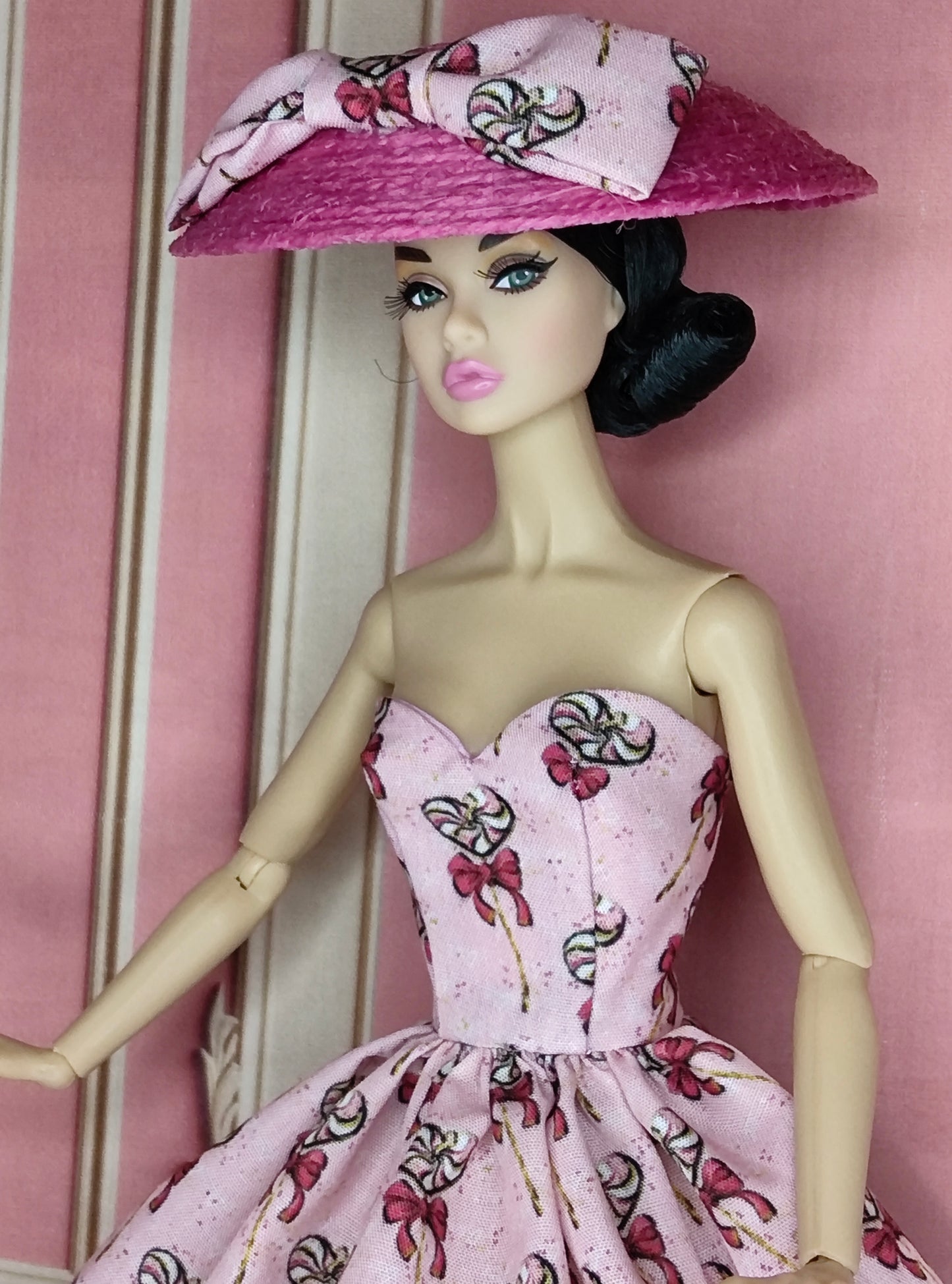 Conjunto de vestido y sombrero en rosa y fucsia