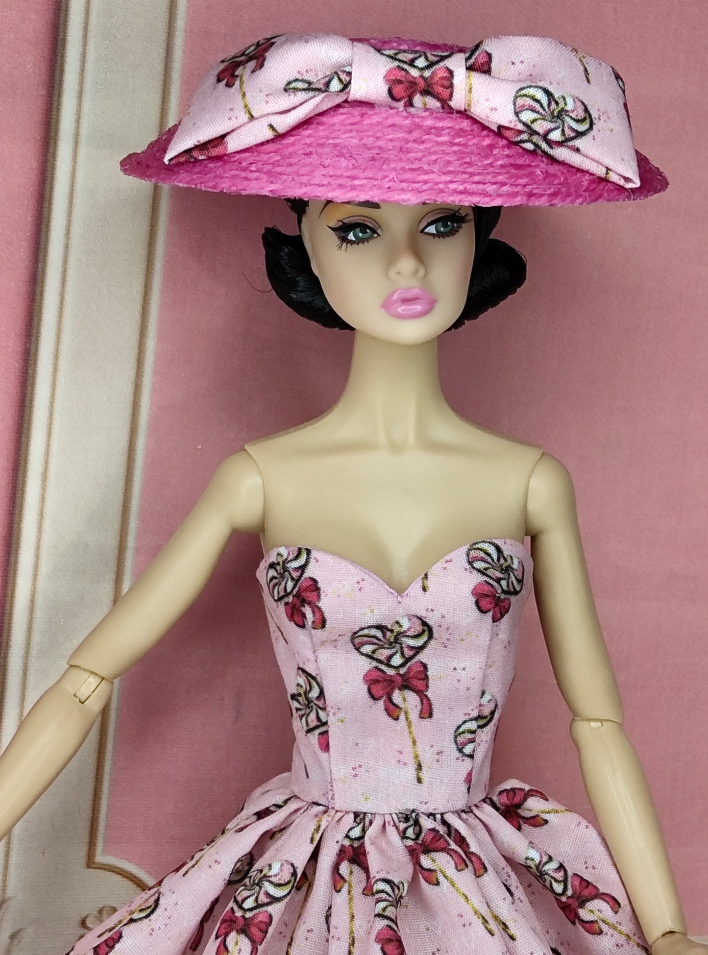 Conjunto de vestido y sombrero en rosa y fucsia